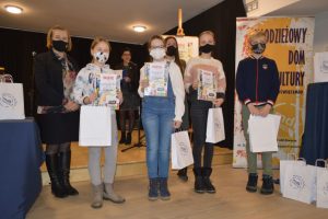 Wspólne zdjęcie zwycięzców konkursu wraz z organizatorami po odebraniu nagród.