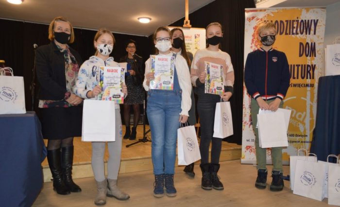 Wspólne zdjęcie zwycięzców konkursu wraz z organizatorami po odebraniu nagród.