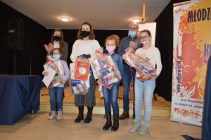 Laureaci konkursu po wręczeniu nagród
