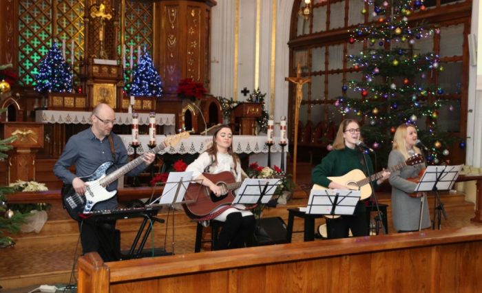 Zespół muzyczny podczas występu w kościele p.w. Matki Bożej Wspomożenia Wiernych w Oświęcimiu.