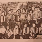 Na zdjęciu mgr Ryszard Bielasik ze swoimi akordeonistami (rok szkolny 1974/75)